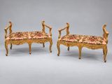une paire de bancs en bois sculpté avec assise rembourrée, rembourrée, rembourrée, rembourrée, rembourrée, rembourrée, rembourrée, rembourrée, rembourrée, rembourrée