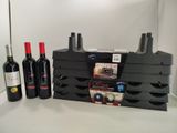 trois bouteilles de vin et deux bouteilles de vin sur le comptoir