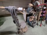 une machine posée à même le sol dans un garage