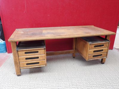 une image représentant un bureau à deux tiroirs et deux tabourets