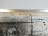 un tableau représentant un homme avec une croix accrochée au mur