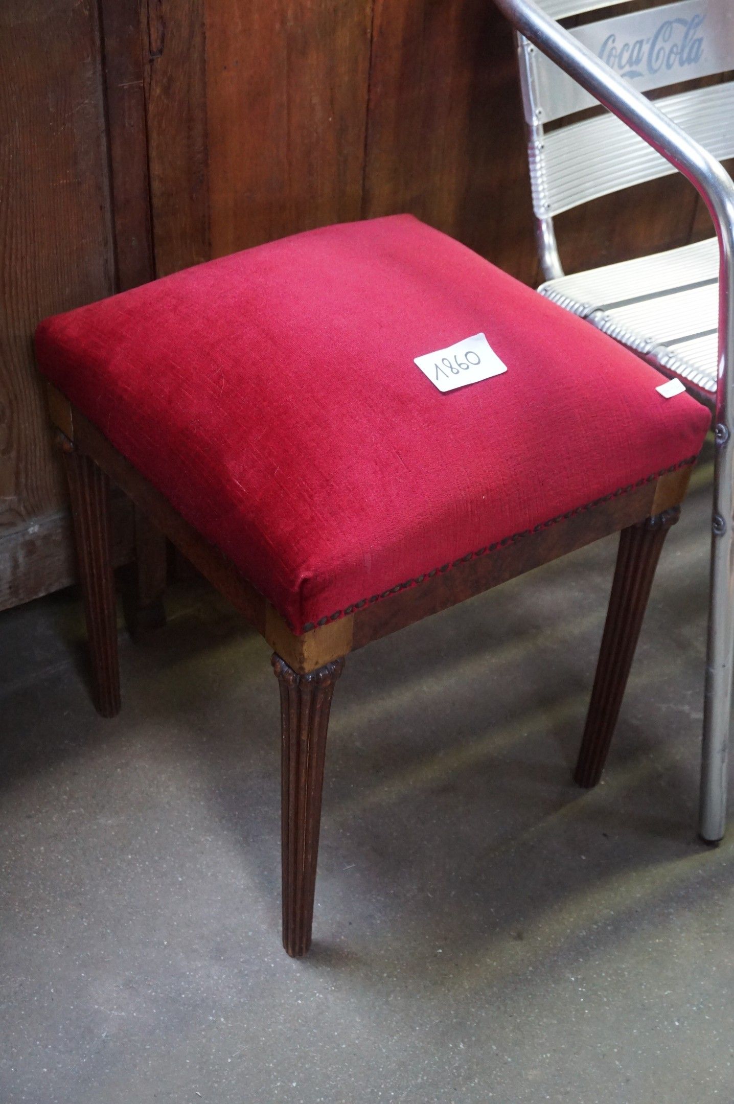 petit banc en velours rouge