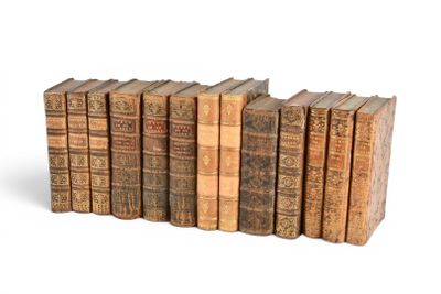 plusieurs vieux livres sont empilés sur une surface blanche
