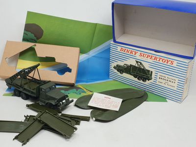 un camion militaire miniature et un avion militaire miniature dans une boîte