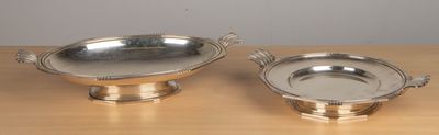 paire d'assiettes plaquées argent posées sur une table en bois, sur fond gris