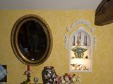 une table sur laquelle se trouvent un vase et un miroir