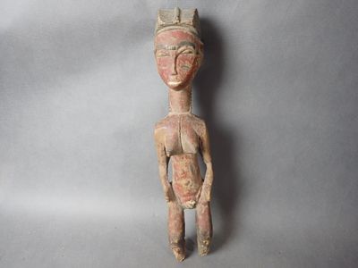 Côte d'Ivoire statue féminine BAOULE, bois patiné rouge, H 3…