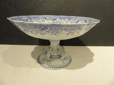 un bol bleu et blanc posé sur une table