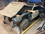 une photo d'une voiture en cours de construction dans un garage