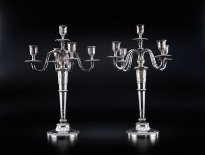 paire de candélabres et de bougeoirs en métal argenté