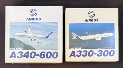 deux boîtes sur lesquelles figure l'image d'un avion