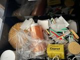 une image représentant une poubelle contenant des restes de nourriture