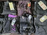 une valise remplie de vêtements de toutes sortes