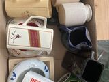 une boîte de tasses à café et de mugs posée sur une table