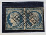 une photo montrant deux timbres sur une feuille de papier
