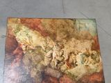 une image d'un tableau sur le sol d'une pièce