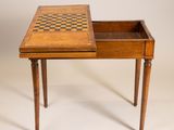 une vieille table en bois sur laquelle se trouve un échiquier