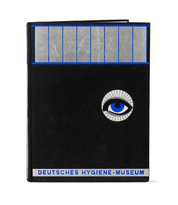 un gros plan d'un livre sur lequel figure un œil bleu