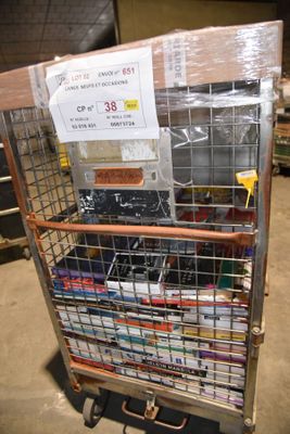 un chariot dans lequel se trouvent plein de livres