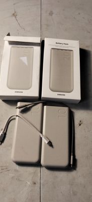 trois téléphones portables posés les uns à côté des autres sur le sol