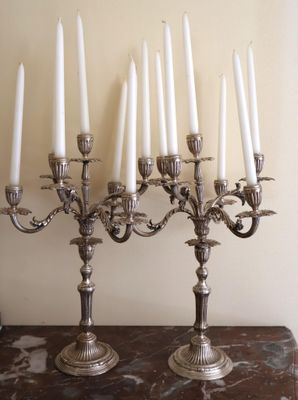 cinq bougies posées sur une table au plateau en marbre