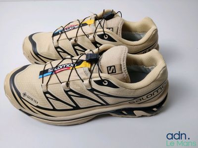 gros plan d'une paire de chaussures sur une surface blanche