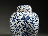 pot en porcelaine bleue et blanche avec un motif floral sur le couvercle