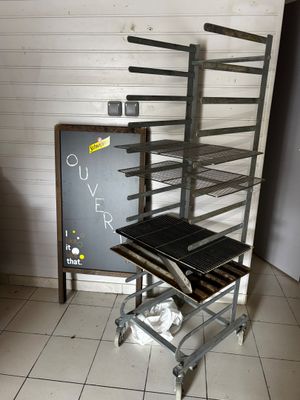 une étagère métallique sur laquelle sont posés plusieurs plateaux