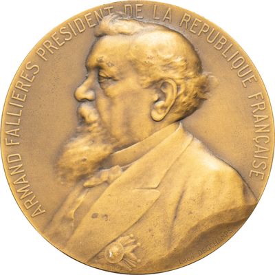 l'image d'une médaille d'or sur laquelle figure le portrait d'un homme barbu
