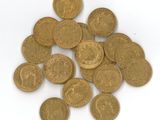 une pile de pièces d'or sur une surface blanche