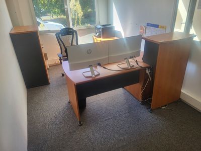 un bureau sur lequel se trouve un ordinateur portable, dans un bureau