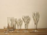 quatre verres à vin posés les uns à côté des autres sur une table