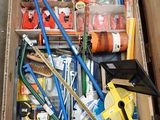 une boîte remplie d'outils et les outils qui s'y trouvent