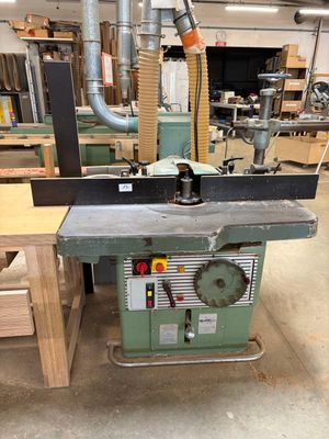une machine posée sur une table dans une pièce