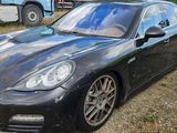 une photo d'une voiture de sport noire garée sur un parking