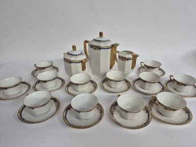 les nombreuses tasses et soucoupes qui se trouvent sur la table