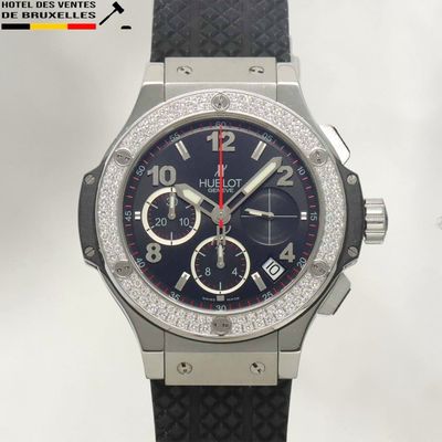 un gros plan d'une montre avec un bracelet noir