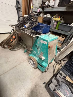 une image d'un tas de ferraille dans un garage