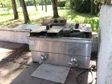 un barbecue posé sur le bord de la route