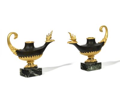 une paire de vases noirs et dorés posés sur un socle en marbre