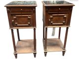 paire de tables de chevet anciennes en bois avec plateau en marbre
