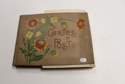 un vieux livre sur lequel figure une illustration de fleurs