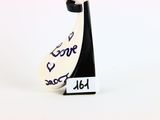 une figurine représentant une femme tenant une pancarte sur laquelle on peut lire « Je t'aime, papa »
