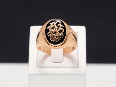 Chevalière en or jaune 18k 750 millièmes, le plateau rehauss…