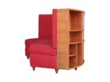 une chaise rouge avec une bibliothèque dans un coin