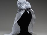 un gros plan sur la tête d'un mannequin recouverte d'un voile