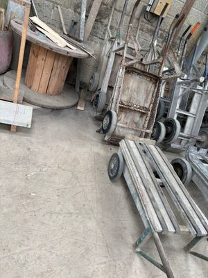 de nombreux outils et instruments qui se trouvent au sol