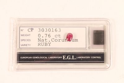 Rubis naturel sur papier et sous scellé de 0,76ct (6,21 x 4,46 x 2,40m