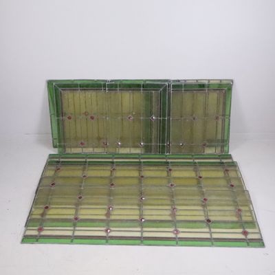 une vitrine en vitrail vert percée d'une fenêtre