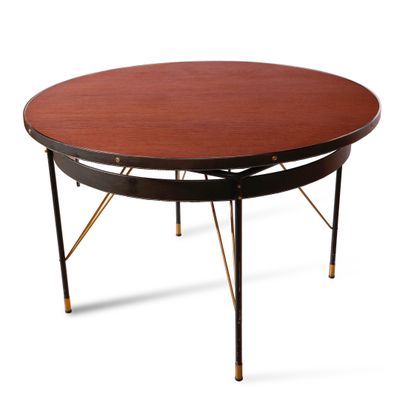 une table basse ovale avec un plateau en bois et des pieds en métal